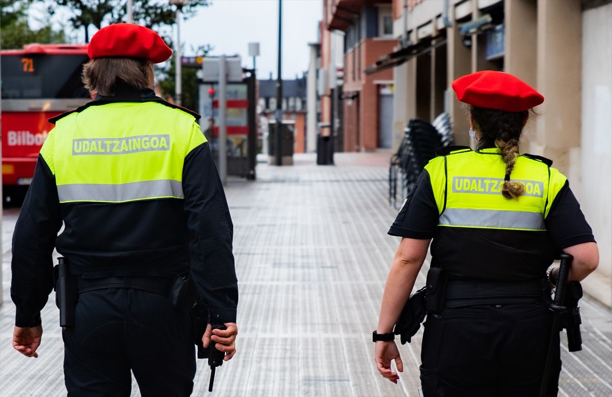 Dos policías locales de Bilbao. 