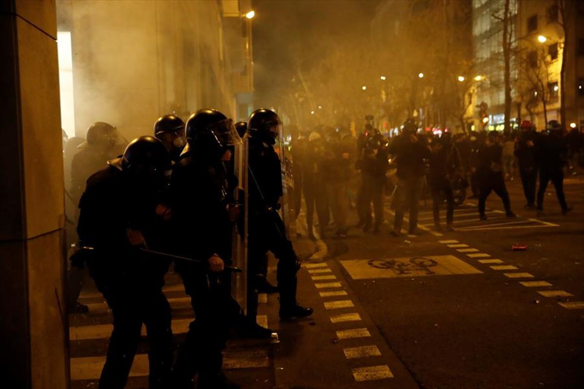 Primera noche de incidentes en Barcelona en las protestas por la libertad de Pablo Hasel