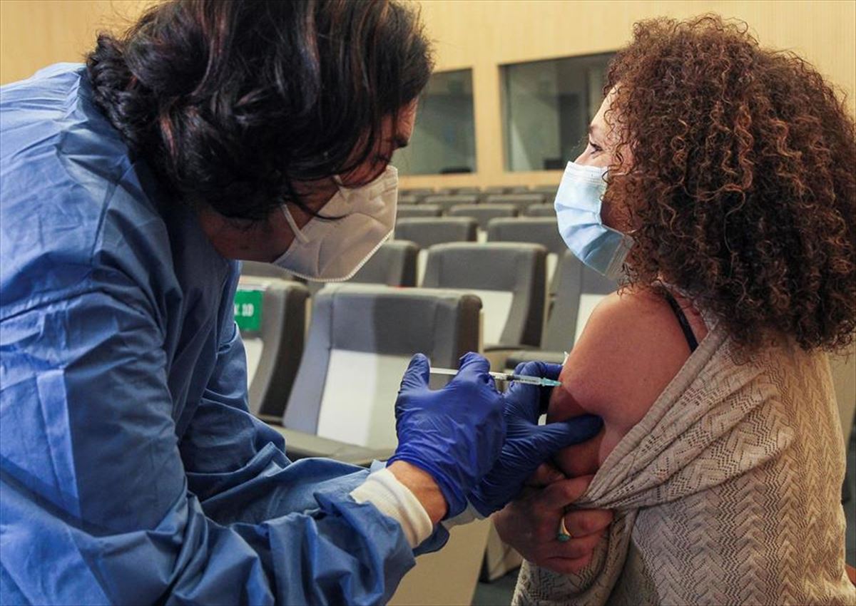 Una persona recibe la vacuna.