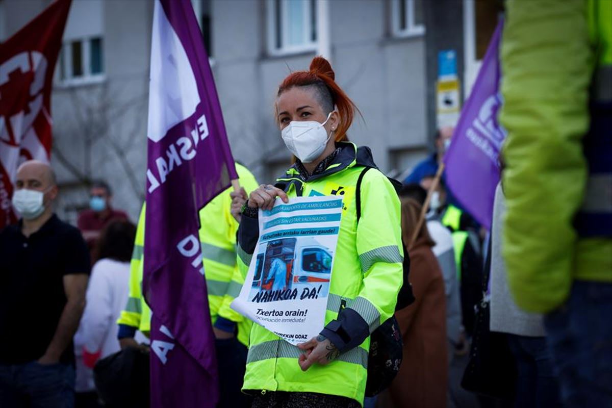 Una trabajadora de ambulancias, durante una protesta. 