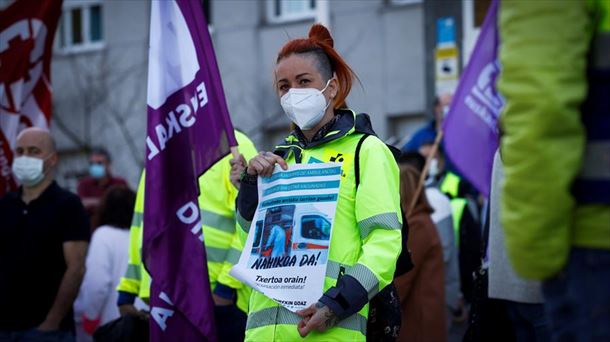 Una trabajadora de ambulancias, durante una protesta. 