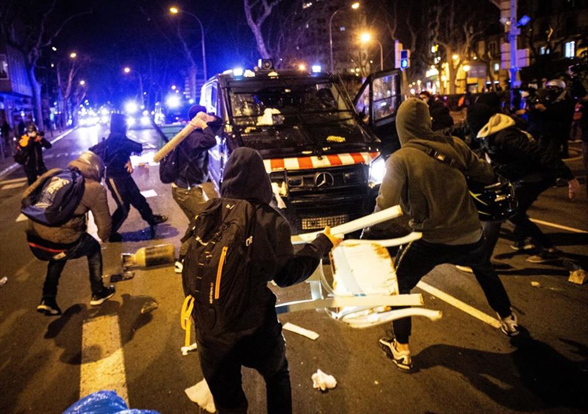 Manifestantes se enfrentan a los mossos en Barcelona.
