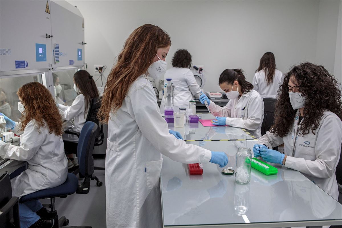 Varias científicas en un laboratorio para investigar la covid-19. 