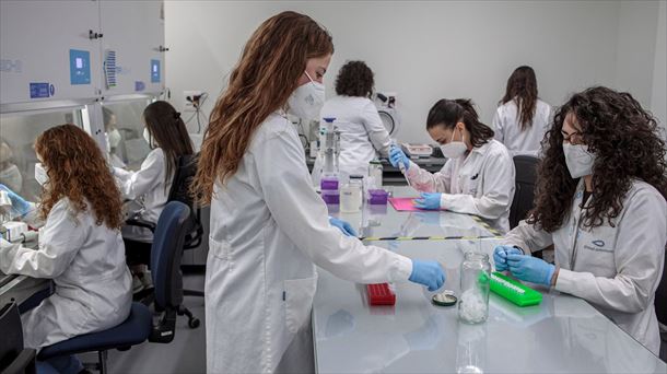 Varias científicas en un laboratorio para investigar la covid-19. 