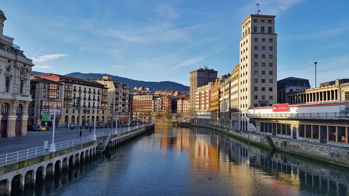 Bilbao ha sido la última capital de la CAV en salir de la zona roja. Foto: Imanol Aragón