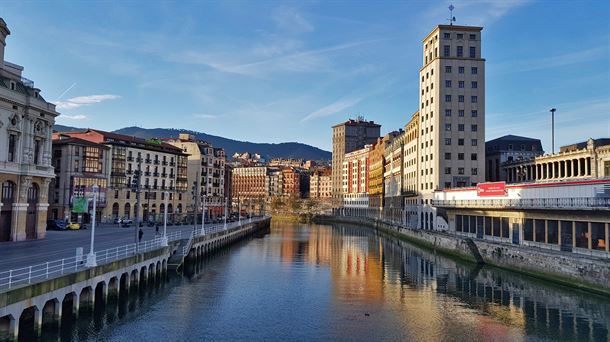 Bilbao ha sido la última capital de la CAV en salir de la zona roja. Foto: Imanol Aragón