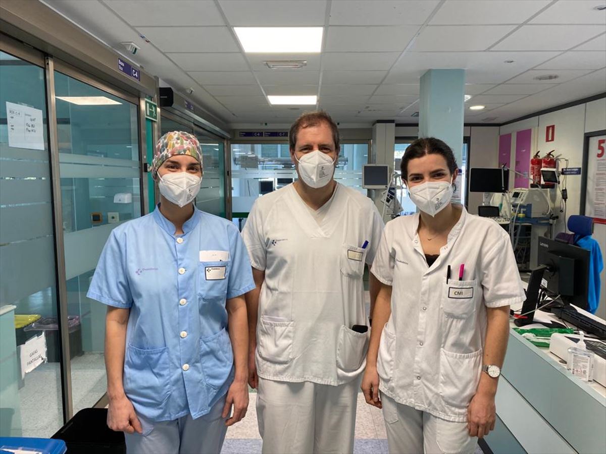 Felix Zubia, Maialen Aseginolaza y Ane Cenzano, trabajadores de la UCI del Hospital Donostia.