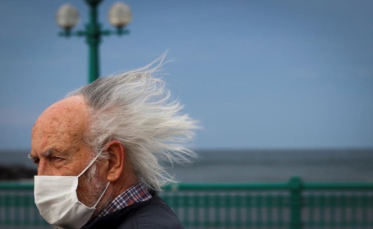 Un señor durante una jornada ventosa en San Sebastián. Foto de archivo: EFE