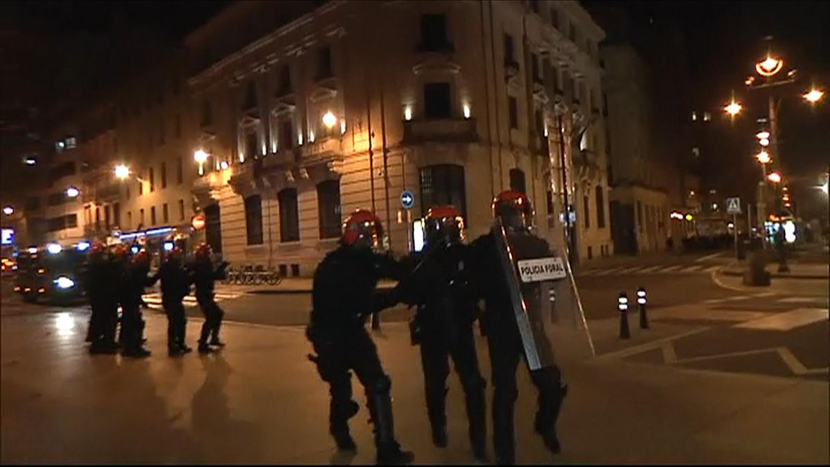 La Policía Foral durante la protesta en Pamplona. Imagen obtenida de un vídeo de EiTB Media.
