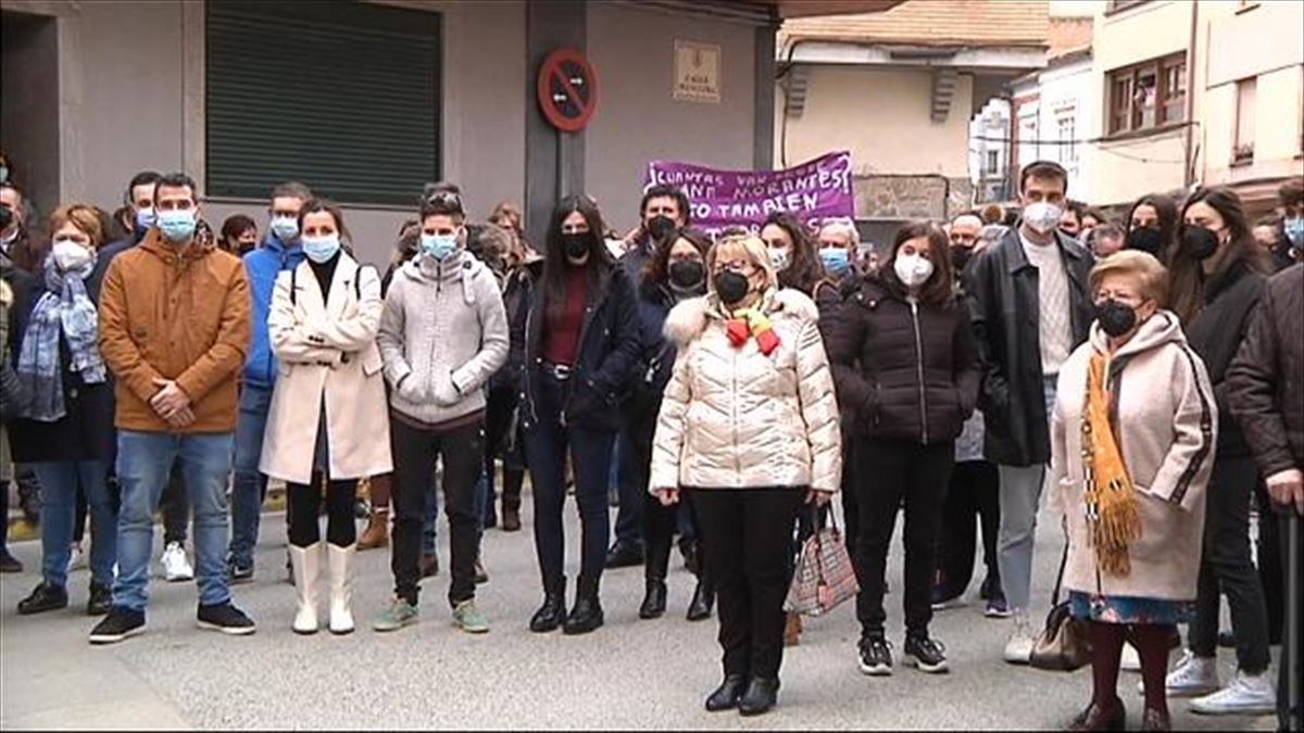 Concentración silenciosa en Azagra (Navarra). Imagen obtenida de un vídeo de EiTB Media.