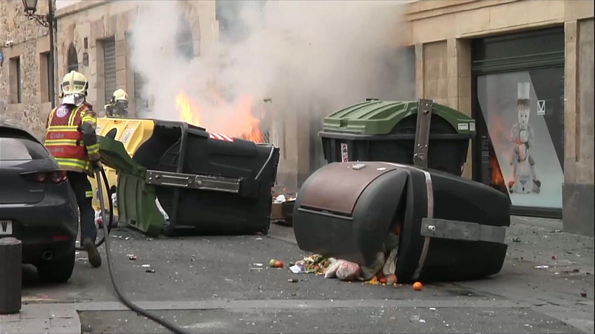 Contenedor quemado en la plaza Unamuno. Imagen de un vídeo de EITB Media