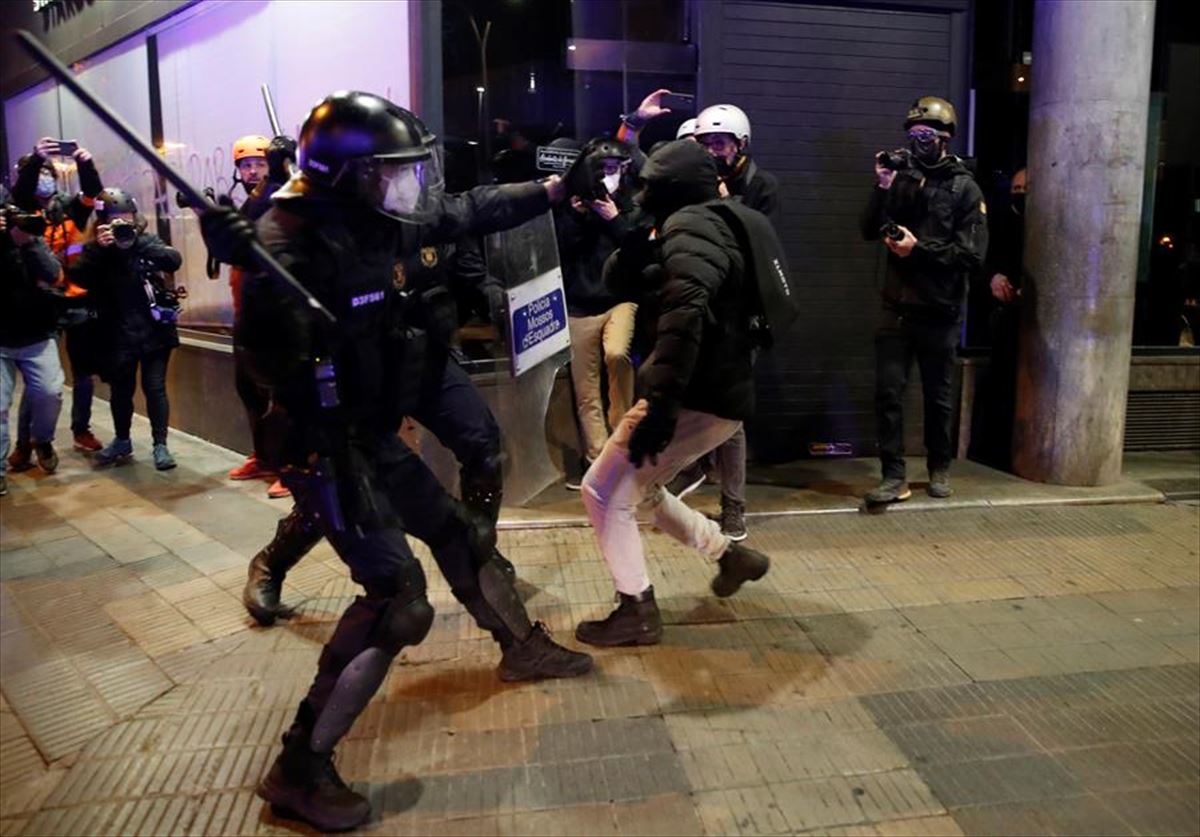Disturbios el sábado en Barcelona. Foto: EFE