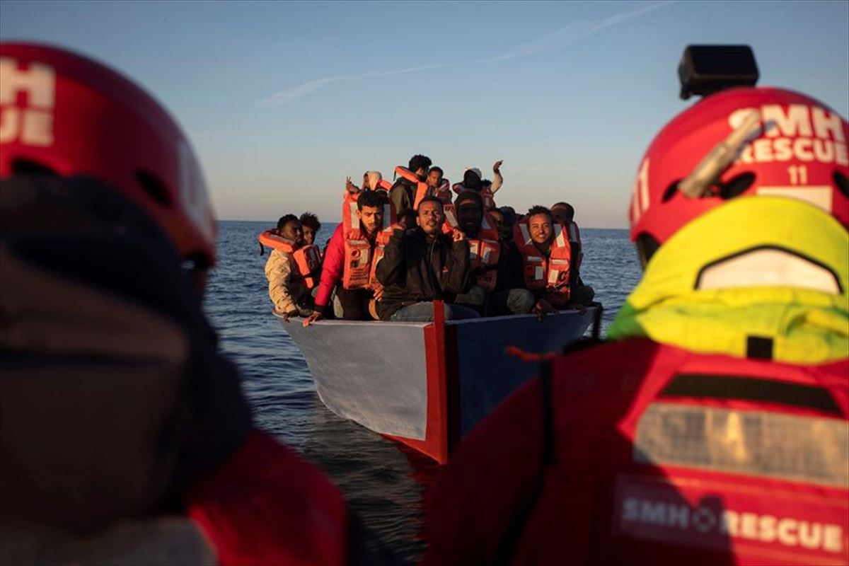 Un grupo de migrantes en el Mediterráneo. Foto: EFE. 