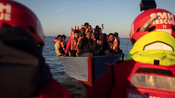 Un grupo de migrantes en el Mediterráneo. Foto: EFE. 