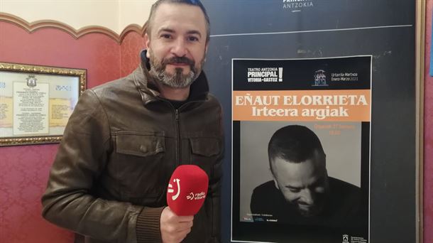 Eñaut Elorrieta posa junto al cartel del concierto en Gasteiz.