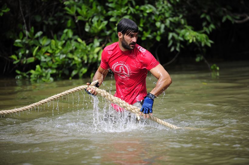 Iker uretan soka eskuetan duela