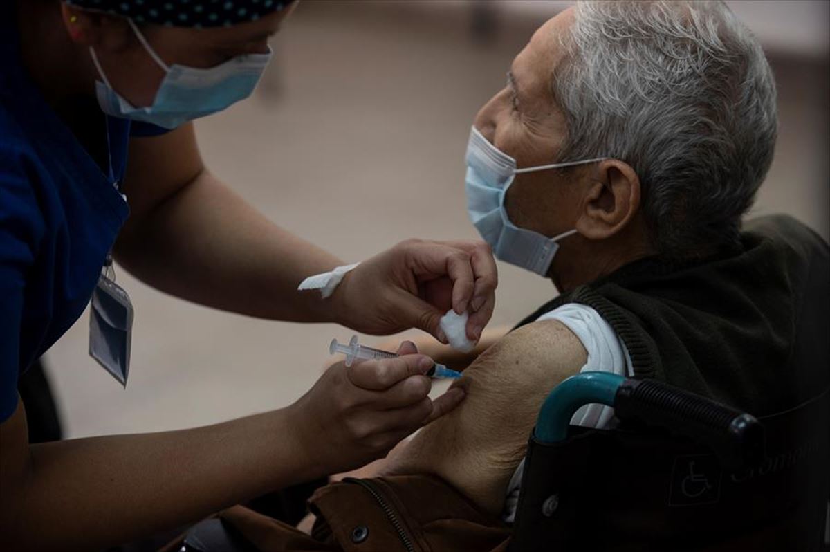 Persona mayor recibe la vacuna. FOto: Efe