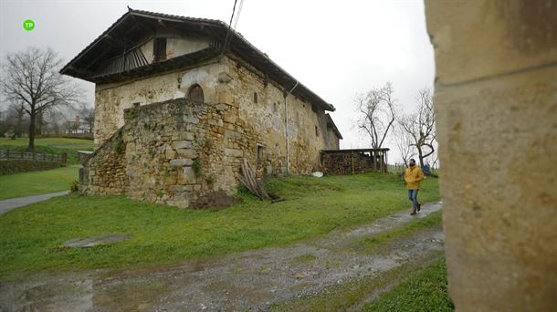 Joseba Arguiñano paseando junto a la Casa Fuerte de Bernagoitia