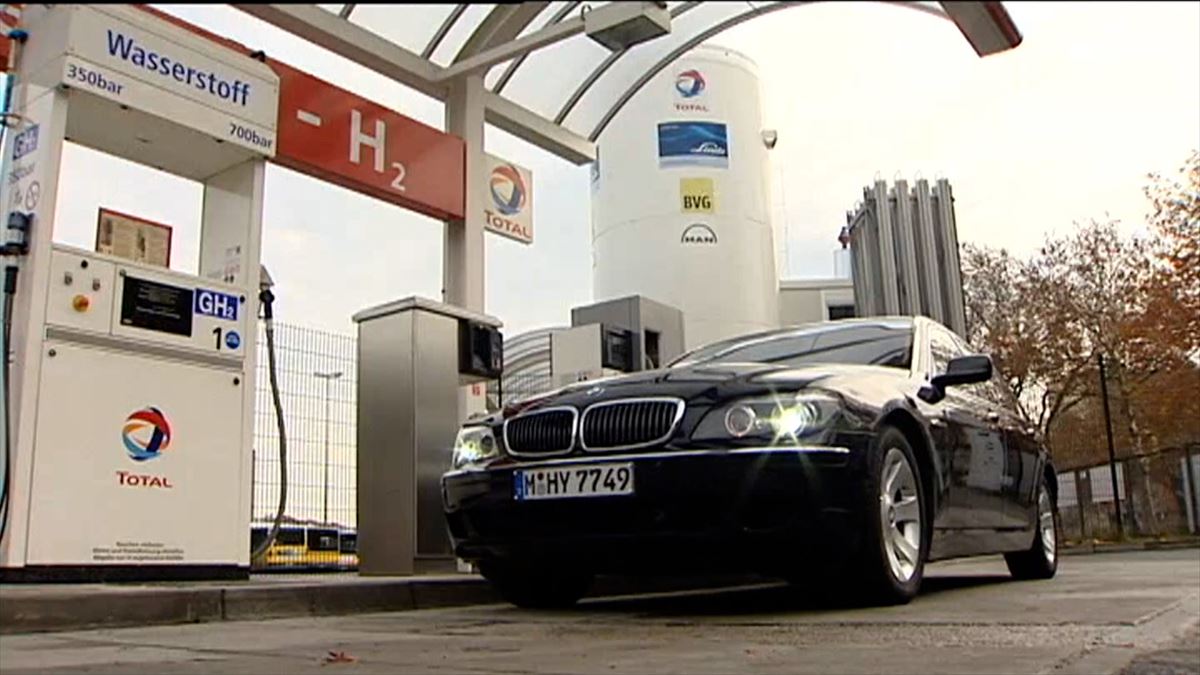 Un coche de hidrógeno en una estación de carga en Alemania