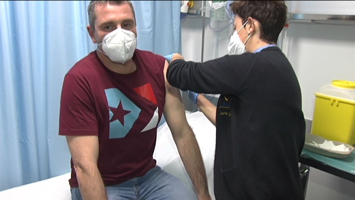 Vacunación de personal de educación. Imagen obtenida de un vídeo de ETB.