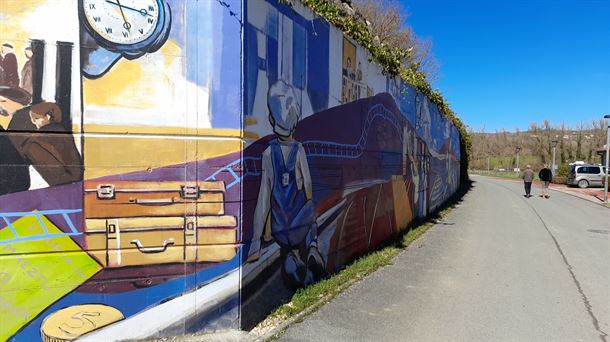 El mural y la vía verde cobran nueva vida ferroviaria a través del móvil.