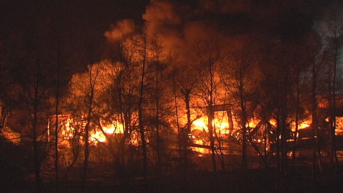 Imagen del incendio en la empresa Irurena de Azpeitia. (EITB Media)