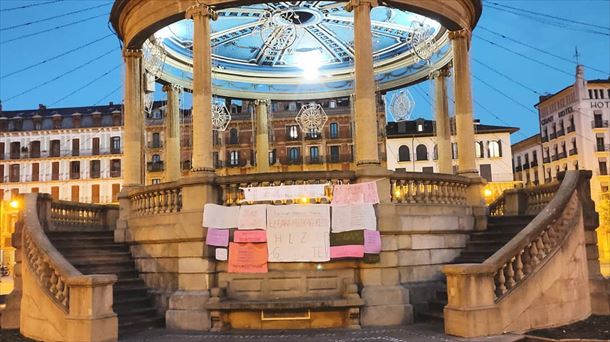 Pancartas colocadas por el grupo en la Plaza del Castillo con motivo del 25N.