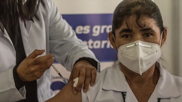 Una enfermera recibe la primera vacuna en Guatemala.