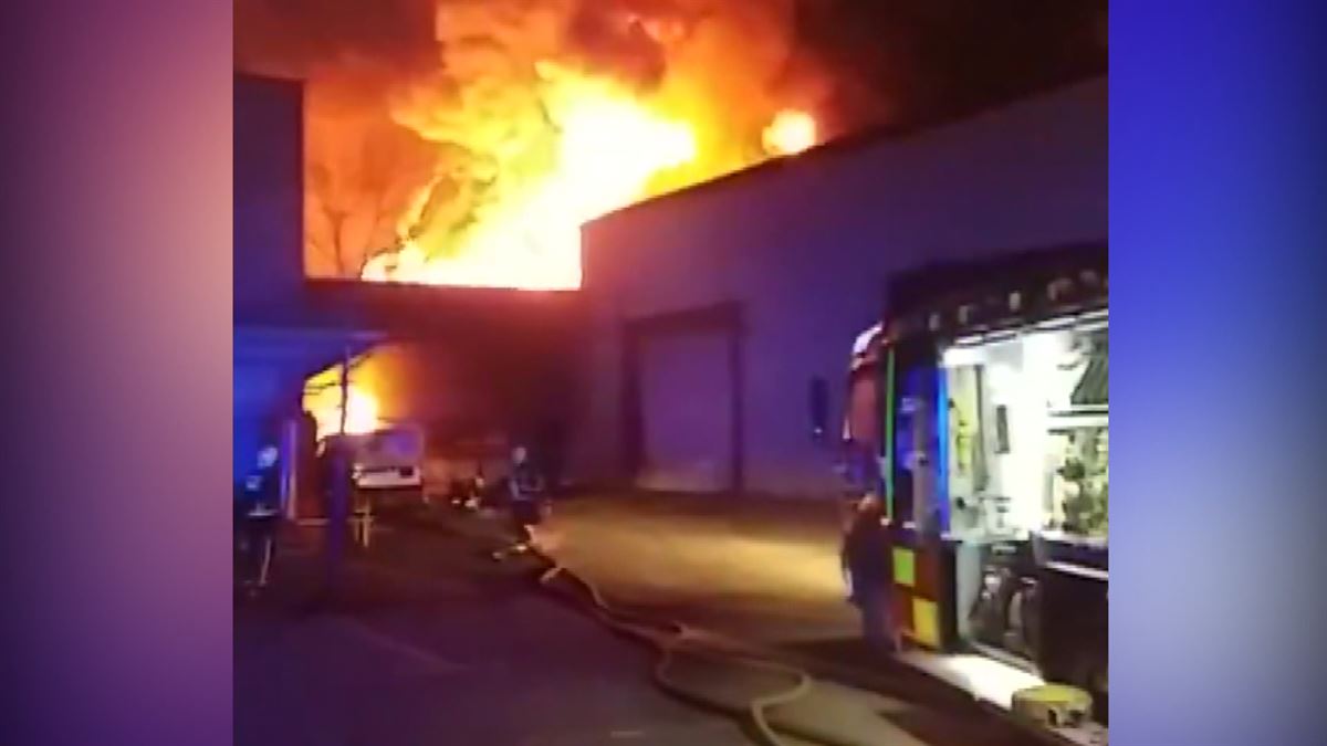 Un incendio ha calcinado un pabellón de la empresa de barnices de Azpeitia. Imagen: EiTB Media