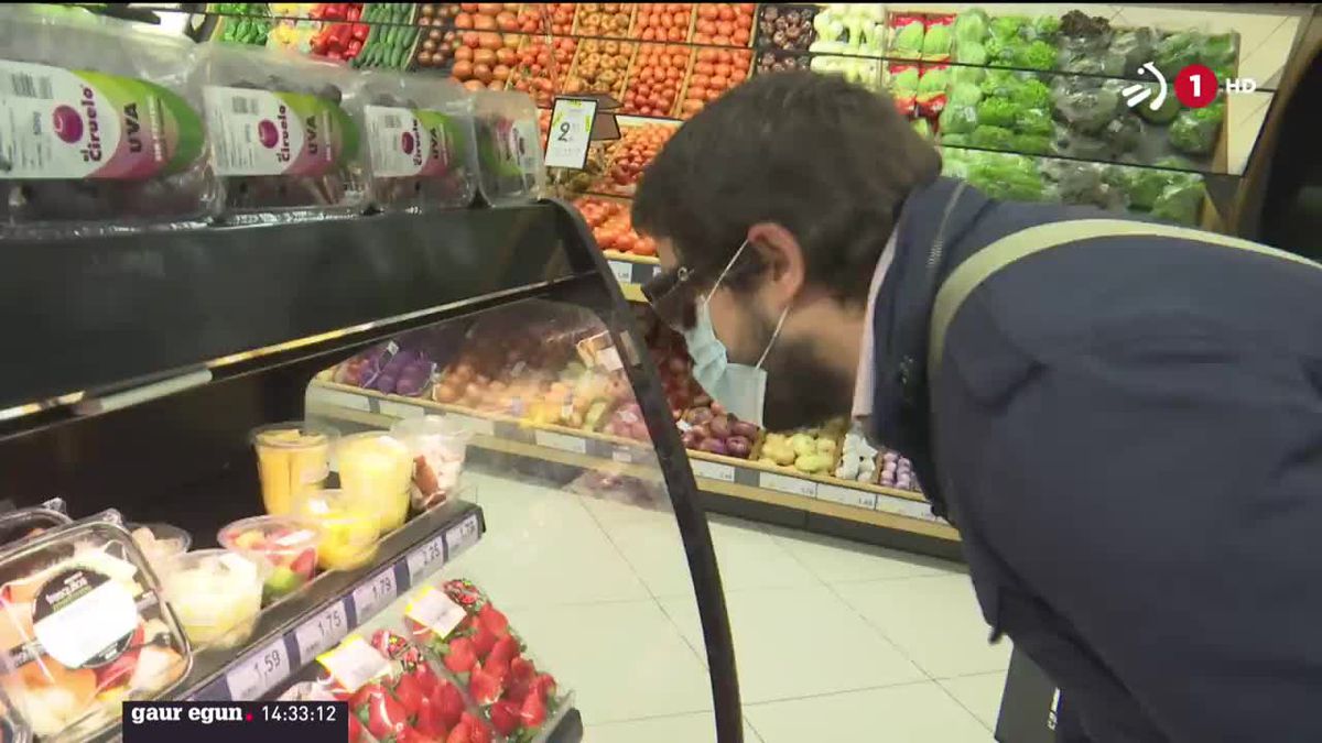 Ikusmen urritasuna duen pertsona, supermerkatuan. EITB Mediaren bideo bateko irudia