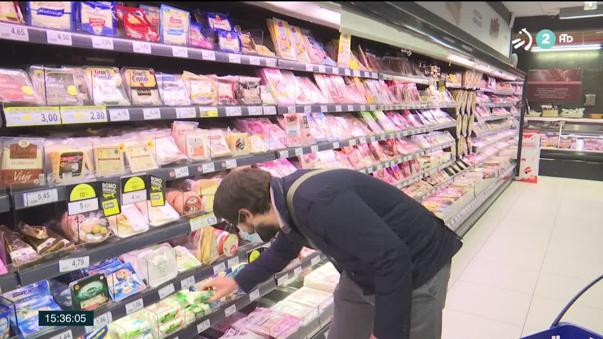 Persona con discapacidad visual en el supermercado. Imagen de un vídeo de EITB Media