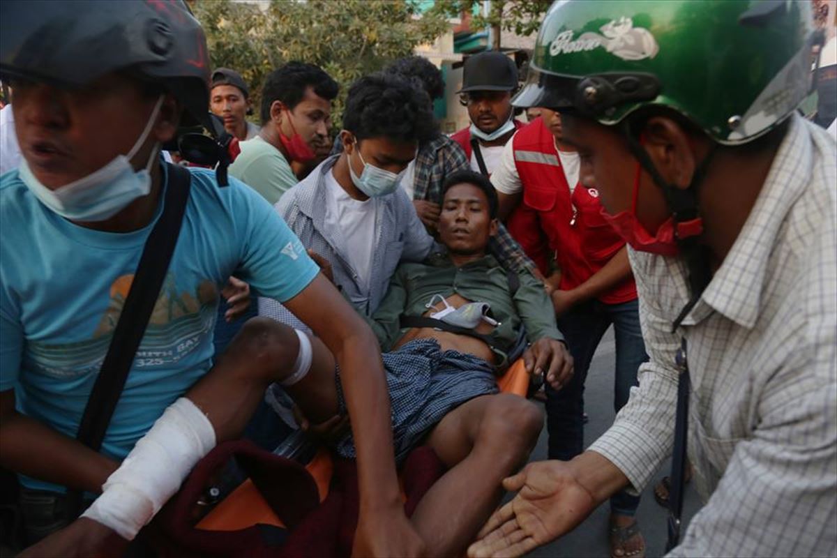 Herido en una protesta contra el golpe en Myanmar.