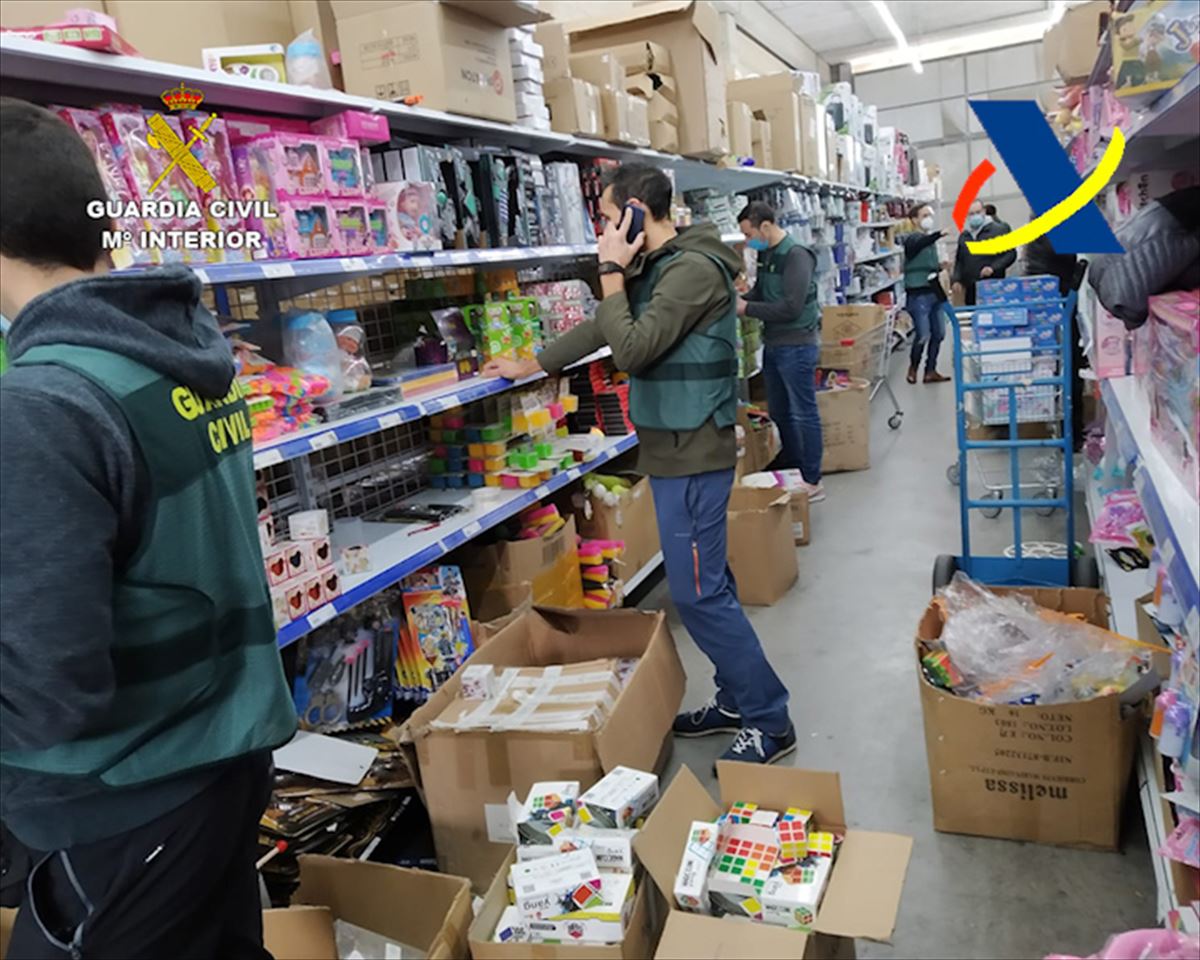 La Guardia Civil inspecciona un almacén.