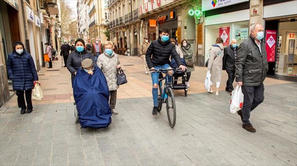 Varias personas pasean por las calles de Vitoria-Gasteiz