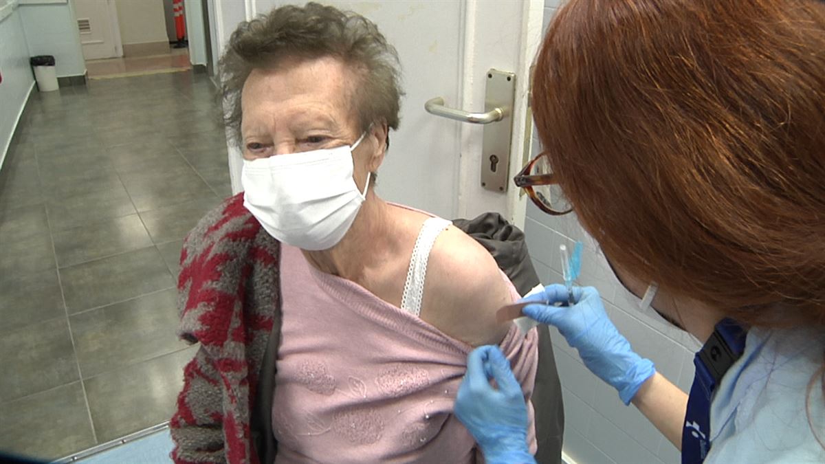 Vacunación a mayores de 90 años. Imagen obtenida de un vídeo de ETB.
