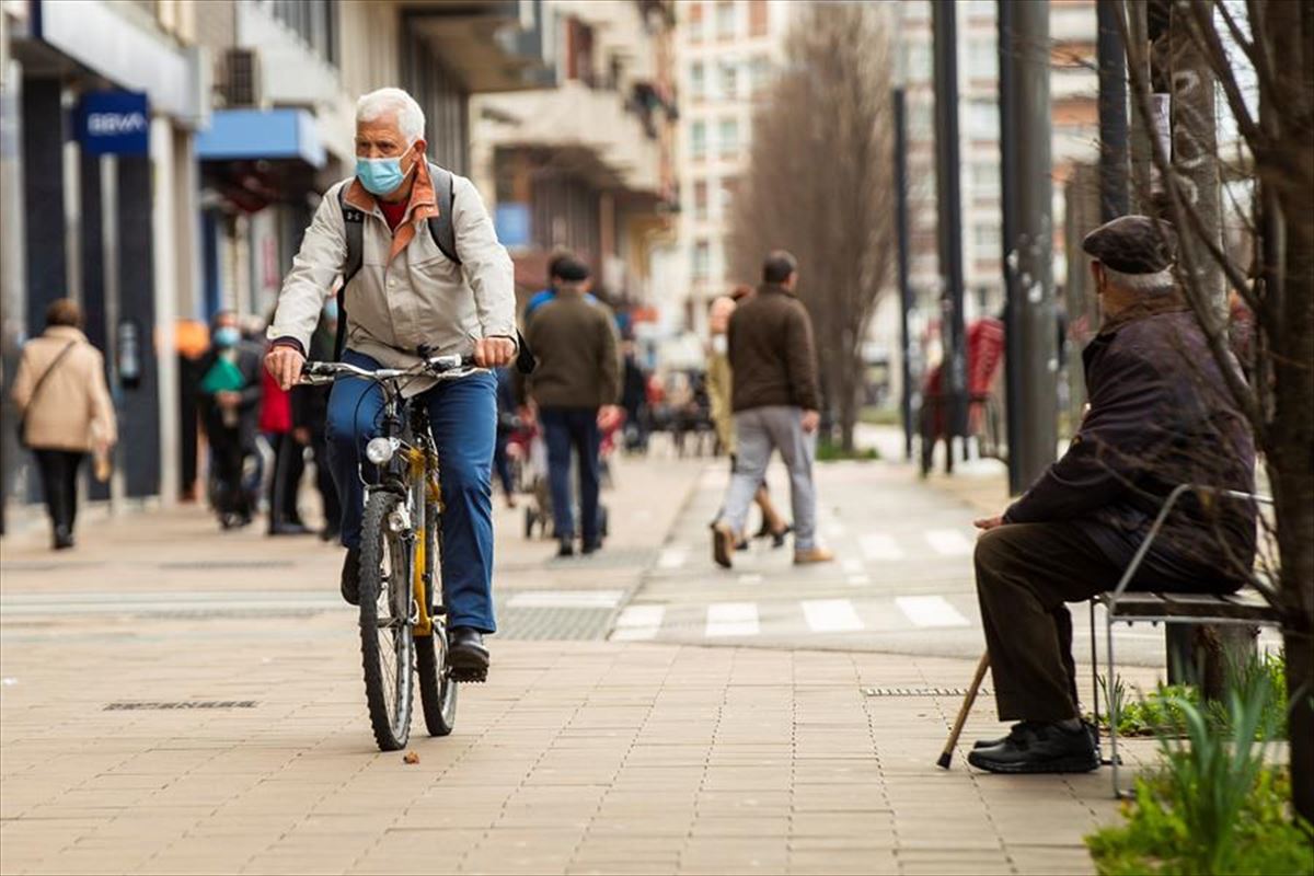 Un hombre circula en bicicleta por el centro de Vitoria-Gasteiz. Foto: EFE

