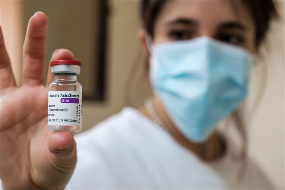 Una profesional muestra una dosis de la vacuna de AstraZeneca.
