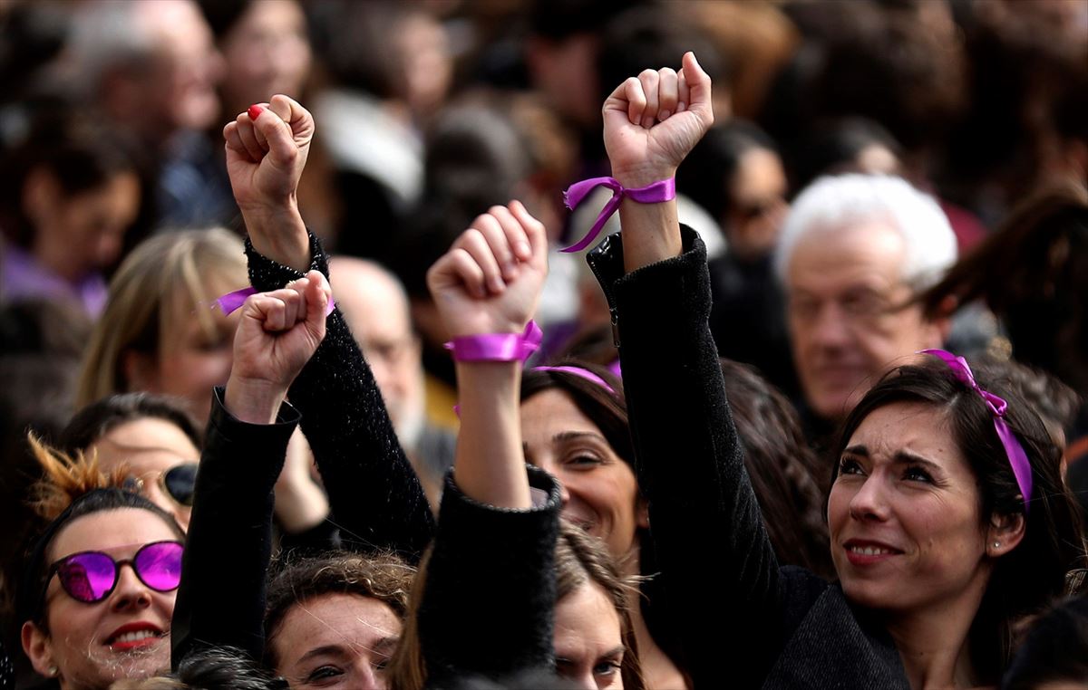 Mujeres con el puño alzado en una manifestación del 8 de marzo.