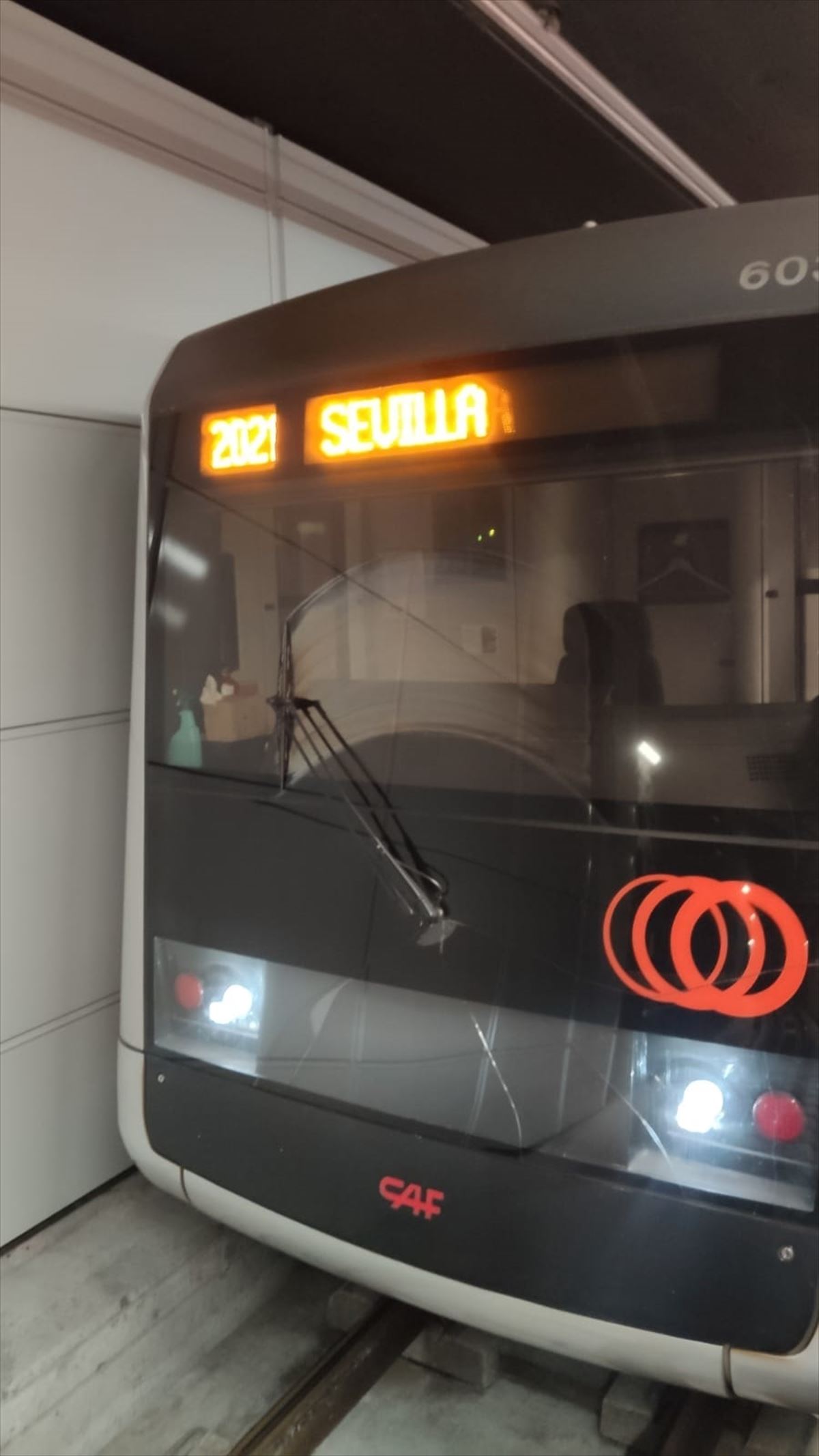 El panel luminoso de un tren de Metro Bilbao marca Sevilla como destino