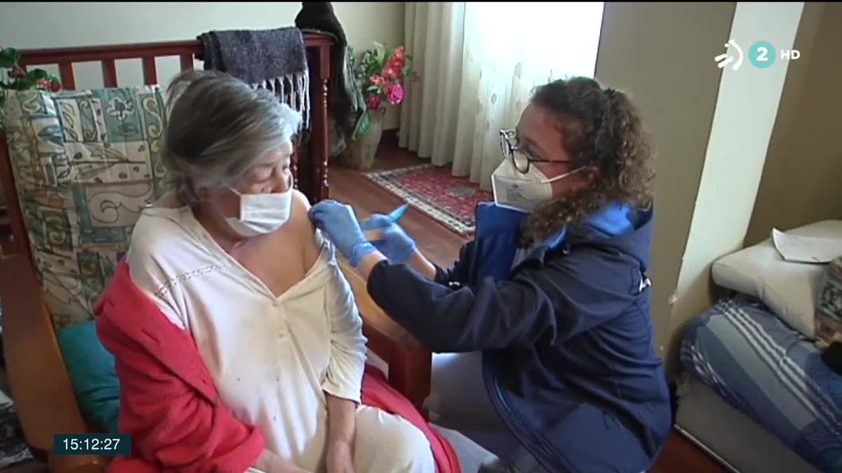 Vacunación en el domicilio. Imagen obtenida de un vídeo de ETB.