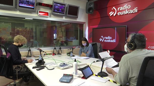 'Parlamento en las Ondas', en Radio Euskadi. Imagen de un vídeo de EITB Media