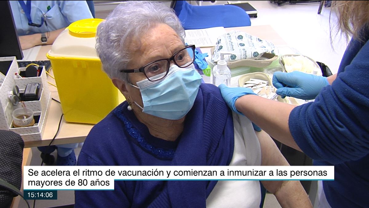 Una mujer de más de 80 años recibe una dosis de Pfizer. Imagen obtenida de un vídeo de EiTB Media.