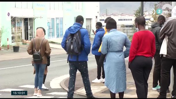 Migrantes en tránsito en Irun. Imagen de un vídeo de EITB Media