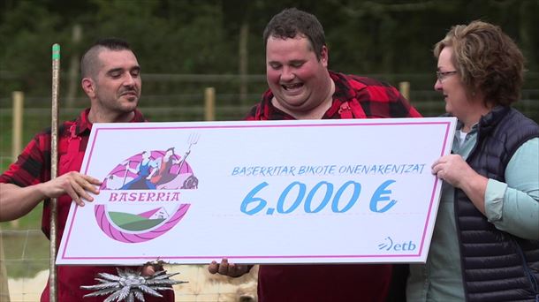 Gontzal y Gari recibiendo el cheque de 6.000 euros