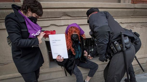 Varias mujeres se han encadenado en la fachada del Parlamento de Navarra