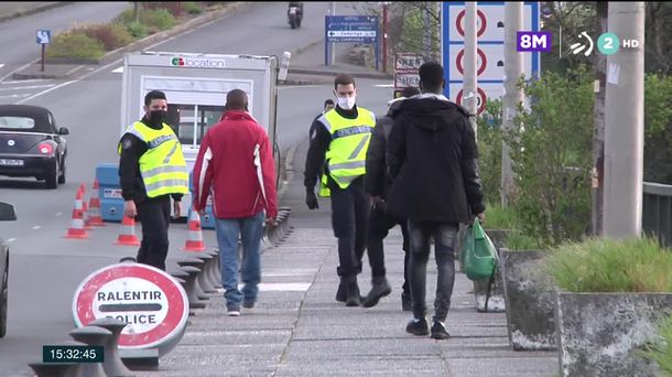 Migrantes en el puente de Santiago. Imagen obtenida de un vídeo de ETB.