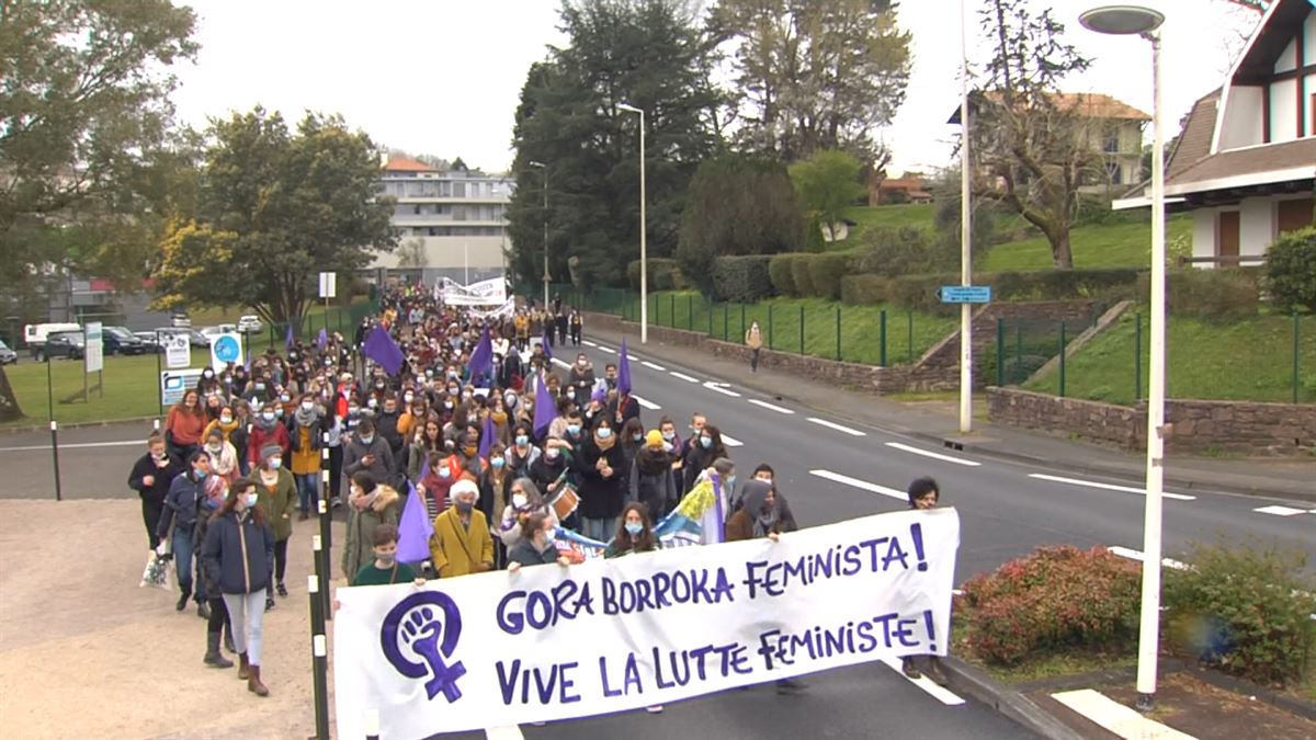 Manifestación en Baiona. Imagen obtenida de un vídeo de ETB.