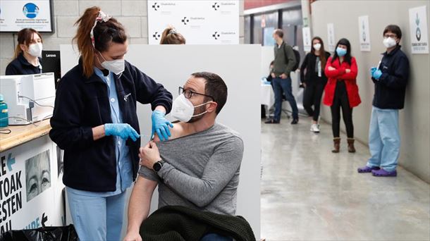 Vacunación en Illunbe. Foto: EFE