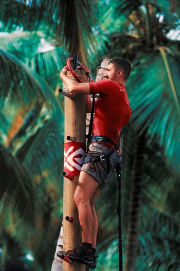 Binbi, eskaileran gora, buloiak jartzen