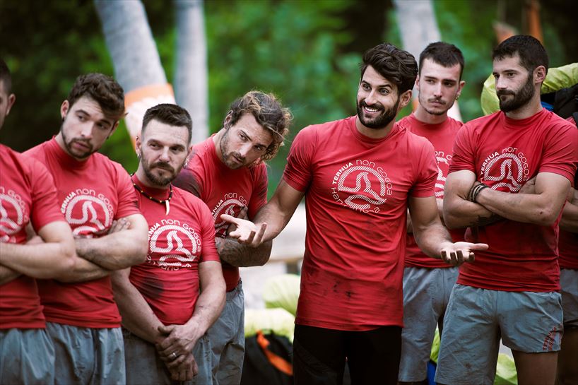 Gorriek neskei mesede egin izana salatu dute